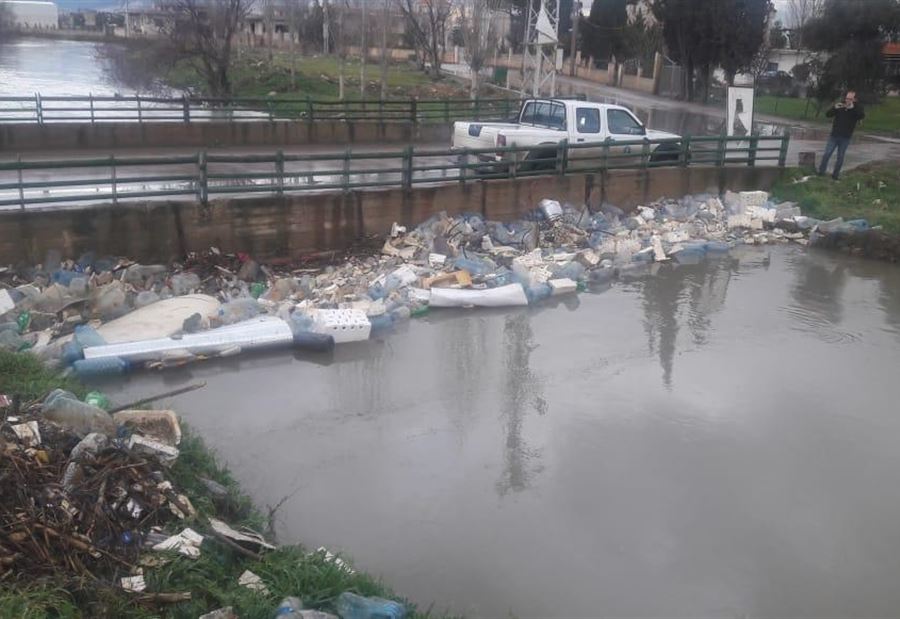 بالصور: النفايات تقفل مجرى الليطاني في المرج 