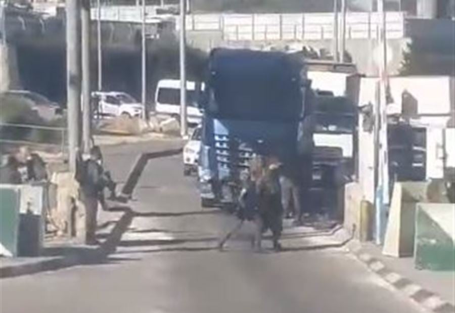 بالفيديو: طعن جنديين إسرائيليين عند حاجز غربي بيت لحم بالفيديو: طعن جنديين إسرائيليين عند حاجز غربي بيت لحم