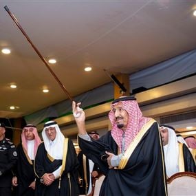بالفيديو: الملك سلمان يؤدي رقصة العرضة خلال زيارة للقصيم 