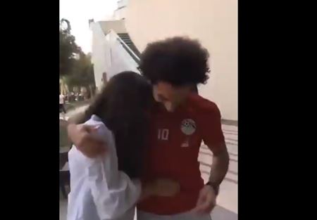 بالفيدو: فتاة تنفجر بالبكاء عند رؤيتها صلاح