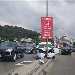 بالصورة: جريح اثر إصطدام سيارته بعمود إنارة 