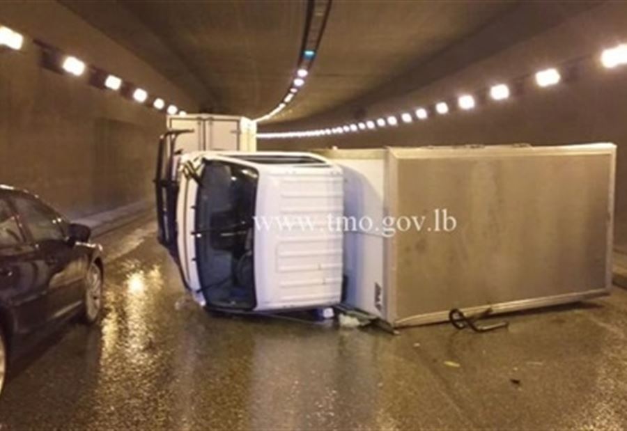 بالصورة: انقلاب "بيك آب" داخل نفق المطار