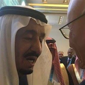 ماذا تعني "المصافحة العابرة" بين سلام والملك سلمان؟