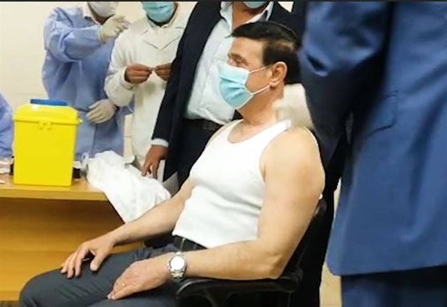أول وزير لبناني يتلقى لقاح 
