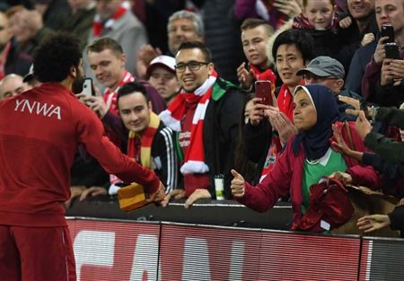 صلاح يحصل على هدية خاصة من مشجعة