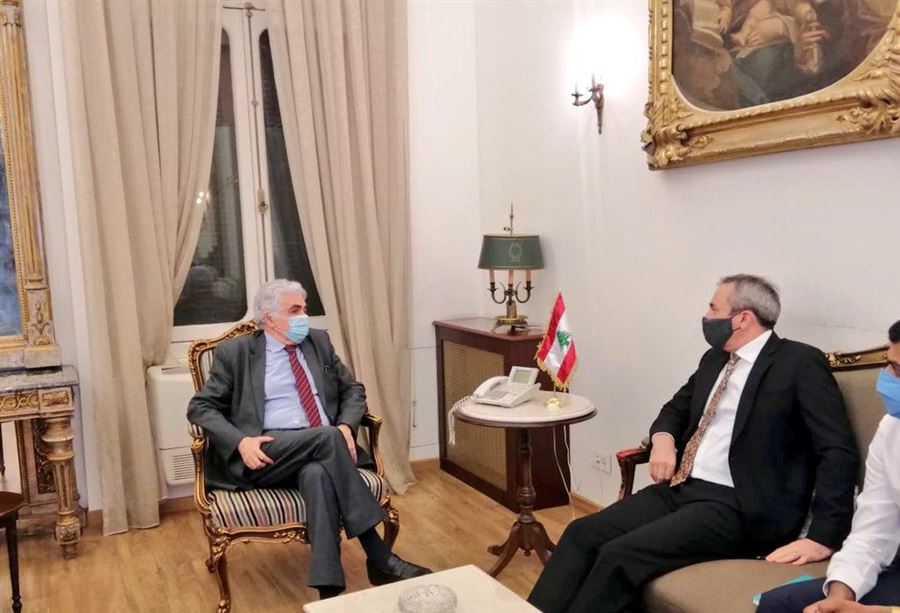 حتّي يَلتقي سفير بريطانيا حتّي يَلتقي سفير بريطانيا