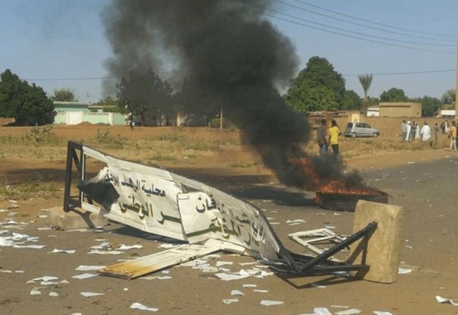 السودان.. تجدد التظاهرات وحرق مقر للحزب الحاكم