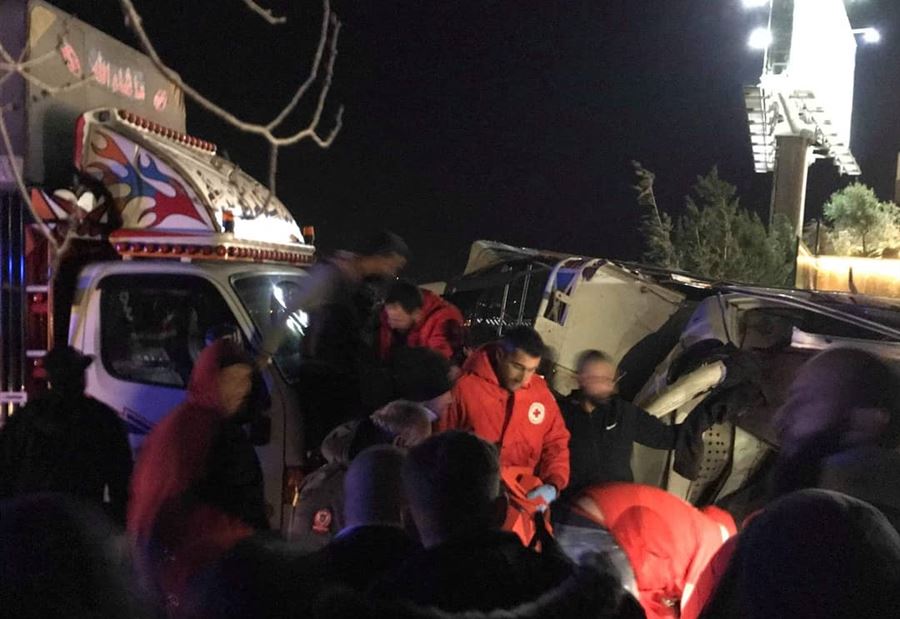 بالصور: 3 جرحى بحادث بين شاحنتين في جديتا