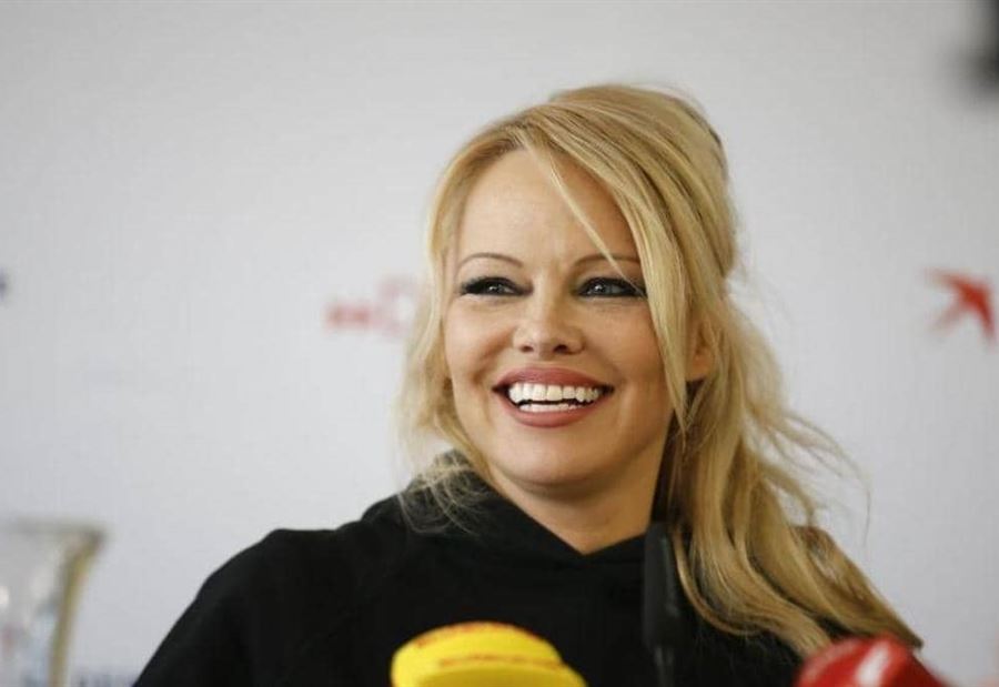 باميلا أندرسون غاضبة لاحتجاز مؤسس ويكيليكس