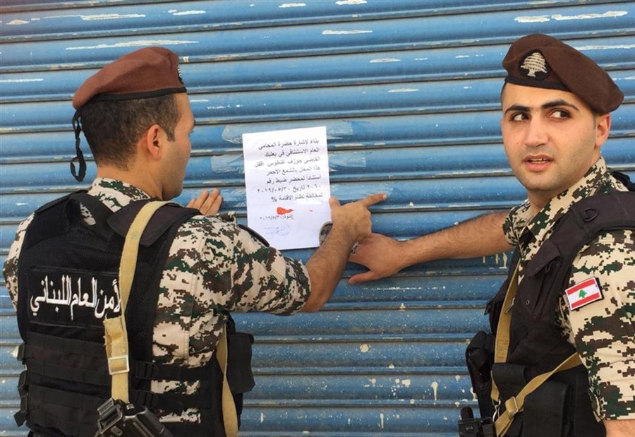 بالصور: الأمن العام يقفل محلا مخالفا في عرسال