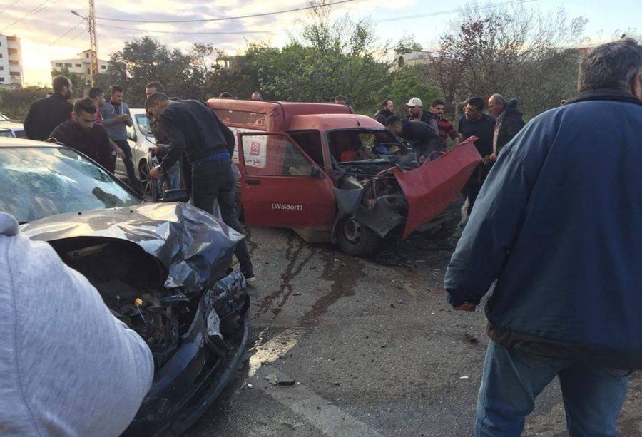 بالصور: قتيل و9 جرحى بحادث تصادم على طريق مرياطة 