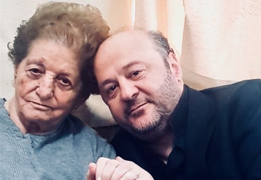 بالصورة... الرياشي لوالدته: إيدك أغلى وأعلى من كل المطارح