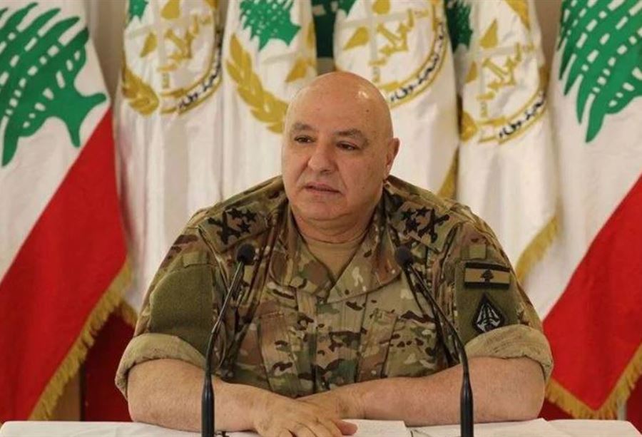 "هدايا" قُدّمت لـ قائد الجيش... كيف تصرّف حينها؟
