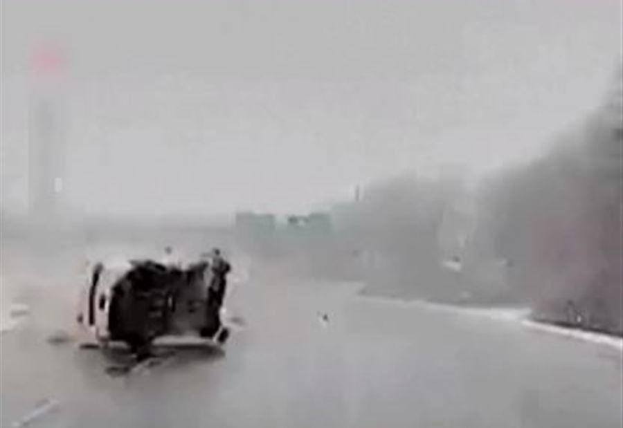 "انحرف باللحظة المناسبة"... سرعة بديهة سائق تنقذه من حادث "خطير"! (فيديو)