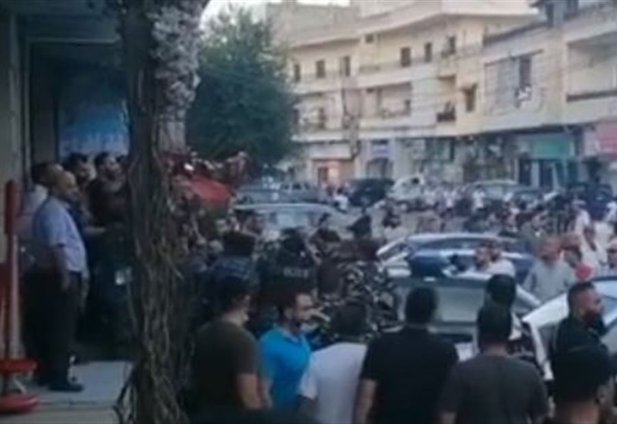 مناصرو "الاشتراكي" يعتدون على المتظاهرين في قبرشمون
