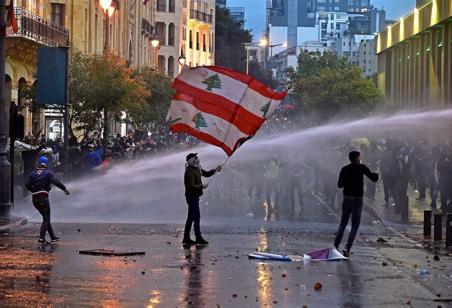 "إما النهوض أو الإنهيار"... تحذيرات دولية من "سُقوط" لبنان