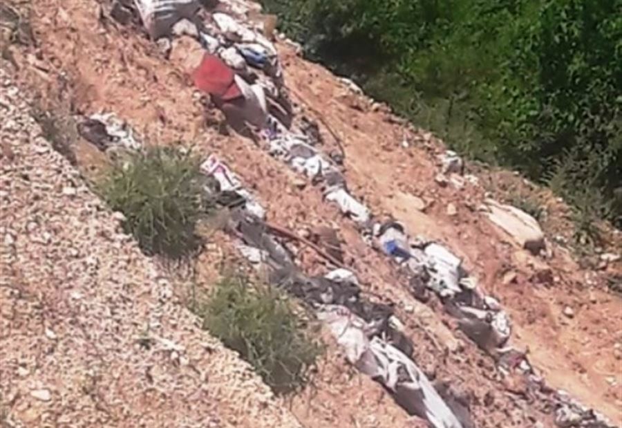بالصورة: رمي نفايات بين بقرصونا ونمرين في أعالي الضنية