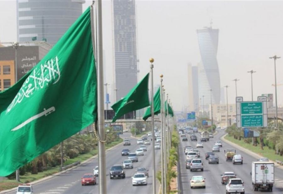 فيديو صادم في السعودية.. إمرأة تطعن رجلاً في الشارع