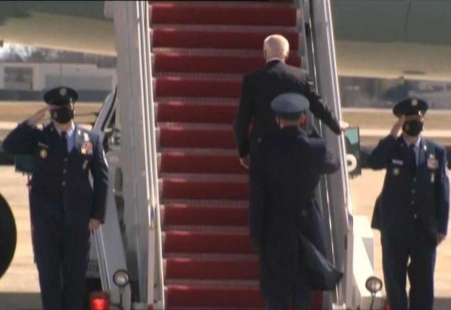 بالفيديو: بايدن يتعثر 3 مرات على سلم الطائرة الرئاسية