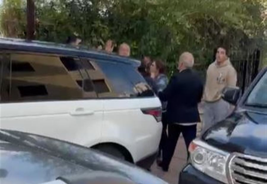 بالفيديو: محامي باسيل يُهدّد مراهقين بسلاحه!