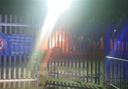 مالك ليستر سيتي وابنته كانا على الطائرة.. ومصدر يكشف مصيرهما