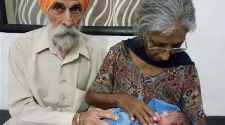 بعد 46 عاماً.. عجوز في السبعين تلد طفلها الأول