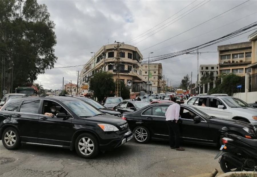بالصور: قطع طرقات إحتجاجًا على تردي الأوضاع المعيشية