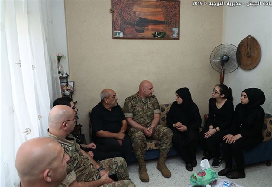 بالصور: قائد الجيش قدّم تعازيه بالشهيد ابراهيم صالح