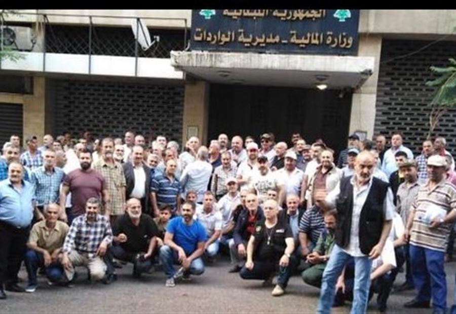 بالصورة: العسكريون المتقاعدون يقفلون مبنى الواردات لليوم الثاني