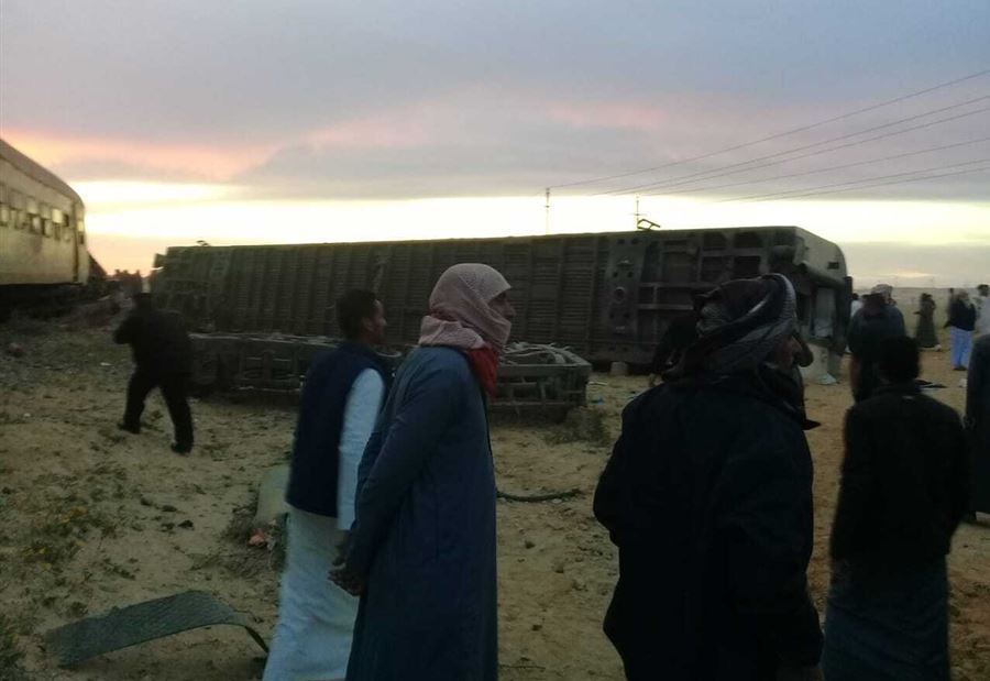 بالصور: إنقلاب قطار في مصر... ووقوع إصابات