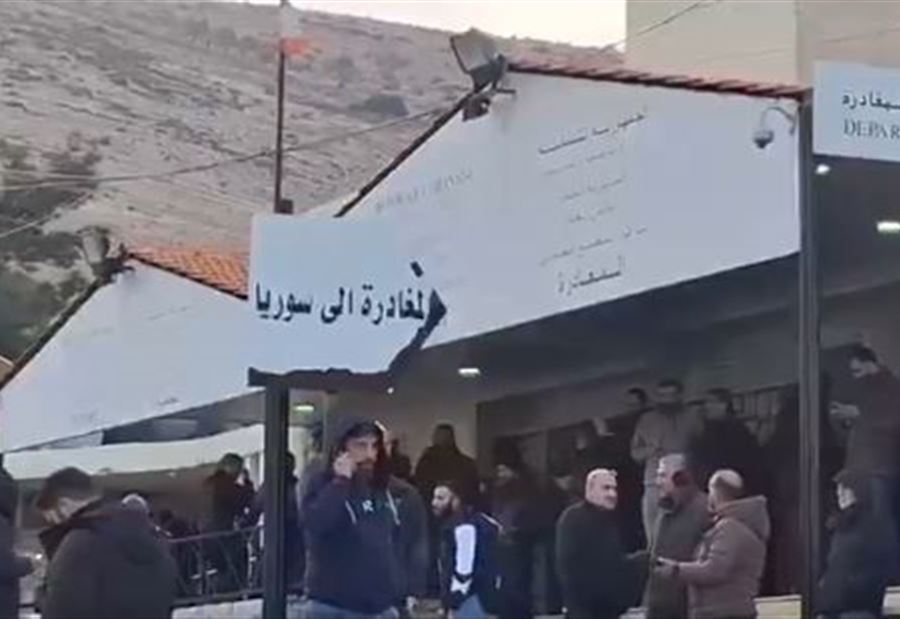 عند نقطة المصنع... سوريون يحتفلون بسقوط النظام (فيديو) عند نقطة المصنع... سوريون يحتفلون بسقوط النظام (فيديو)
