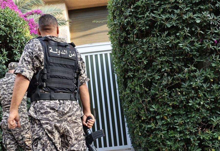 "أمن الدولة" تختم صالون للحلاقة بالشمع الأحمر "أمن الدولة" تختم صالون للحلاقة بالشمع الأحمر