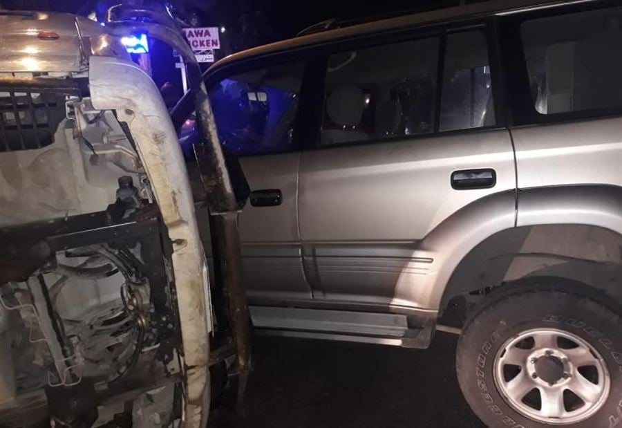 بالصور: إنقلاب شاحنة محملة بالحديد على سيارة في عاليه