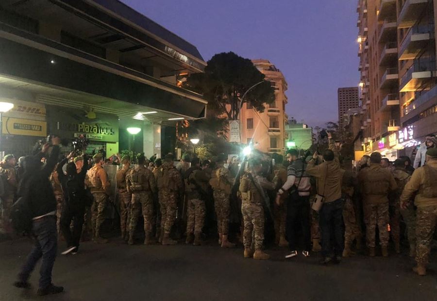 بالفيديو: توترٌ كبير بين "التيّار" و"الإشتراكي" أمام مصرف لبنان