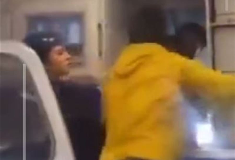 بالفيديو: مسافر "محبط" ينهال ضربا على الطيار! 