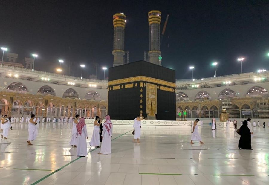 مكة تستقبلُ المعتمرين... وإجراءاتٌ وقائية 