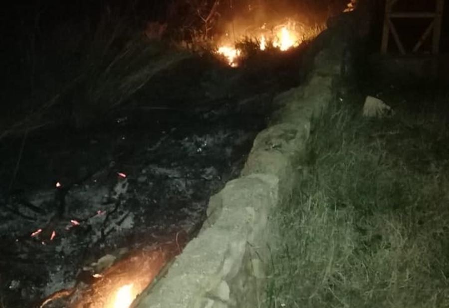 بالصورة: حريق أعشاب و هشيم في بخشتيه