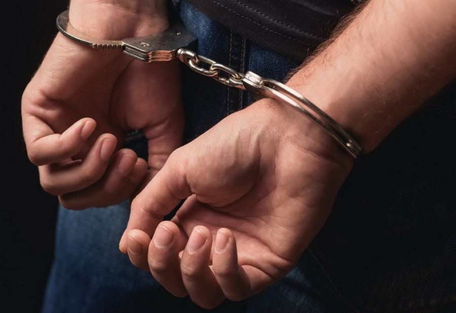 في المريجات... العثور على شخص مكبل اليدين داخل سيارة 