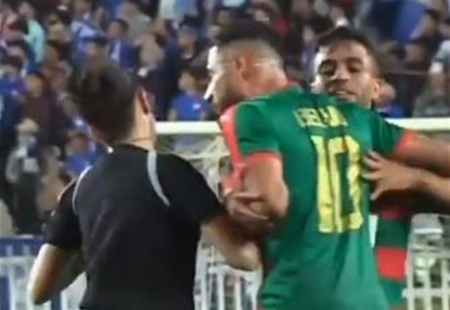 بالفيديو: لاعب كرة قدم يُثير ضجّة كبيرة… تهجّم عليها أثناء تحكيمها للمباراة! بالفيديو: لاعب كرة قدم يُثير ضجّة كبيرة… تهجّم عليها أثناء تحكيمها للمباراة!