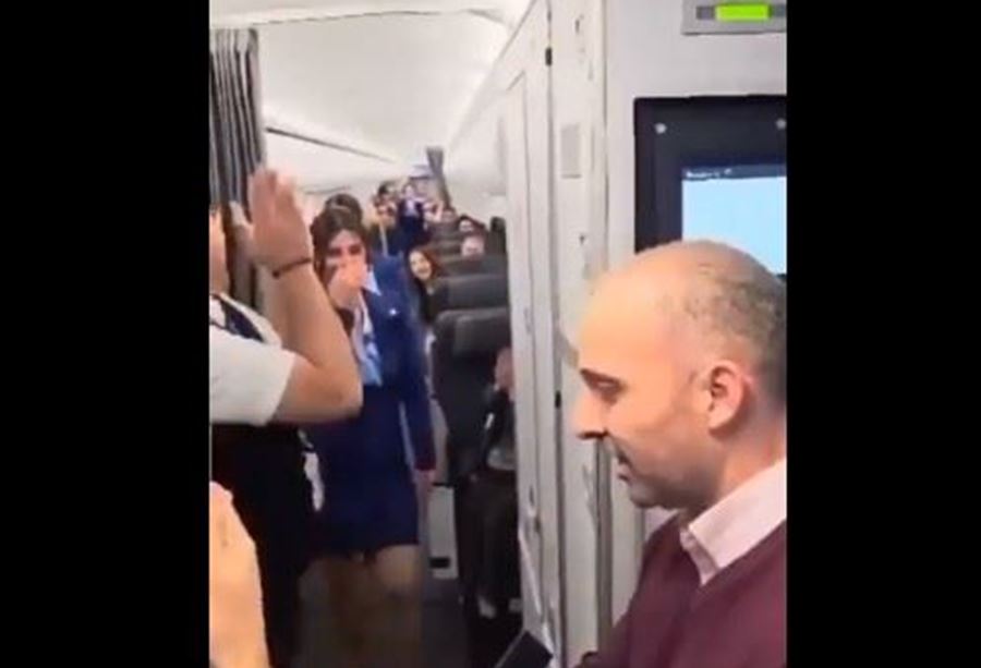 بخطوة "ظريفة"... شاب يفاجئ حبيبته على متن الـ "ميدل إيست"! (فيديو)