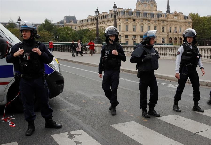 حادثُ طعن في باريس... والشرطة تَقتل المنفّذ حادثُ طعن في باريس... والشرطة تَقتل المنفّذ