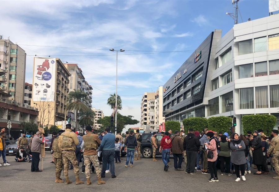 "الإقفال العام"... تجمّع إحتجاجي في صيدا