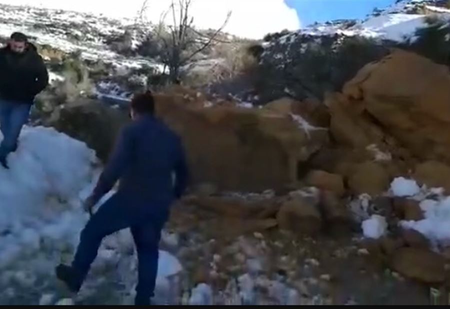 بالصورة: انهيار صخري كبير على طريق عام بان - بلوزا