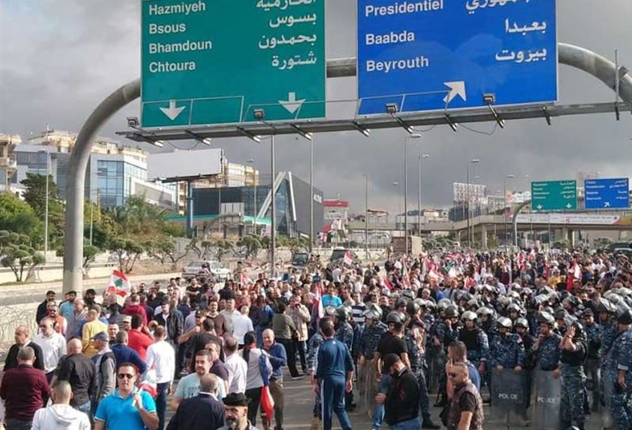 قصر الشعب "بين مؤيد ومتظاهر"