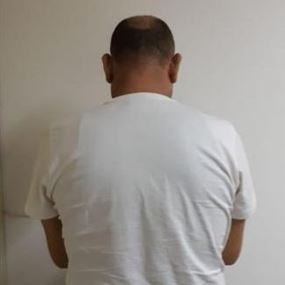 بالصورة: محتال يدعي صلة قربى بأحد السياسيين... بقبضة قوى الأمن