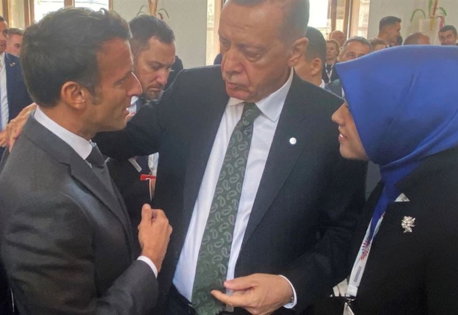 بالفيديو: عرض غريب من أردوغان يثير ضحك ماكرون!