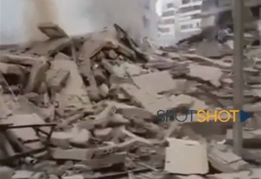إثر غارة أمس... بالفيديو: انهيار مبنيين متلاصقين في حارة حريك إثر غارة أمس... بالفيديو: انهيار مبنيين متلاصقين في حارة حريك