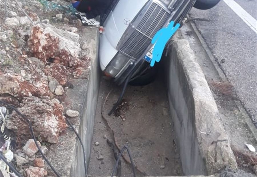 انقلاب سيارة على طريق عام اهدن