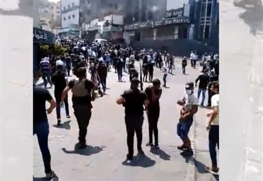 سنتر شبلي في خلدة يتعرض لإطلاق نار كثيف (فيديو)