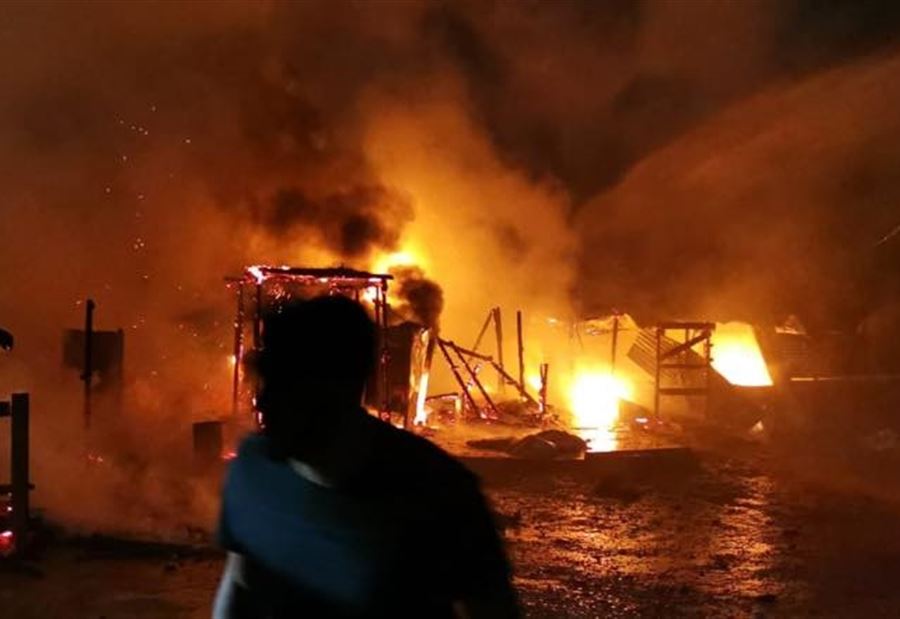 بالصور: حريق كبير في غرف للنازحين في سعدنايل